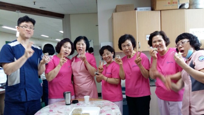 엄마가 일하고 계신 노인요양병원으로 떡 보내주셔서 감사합니다^^ 너무 행복한 하루였다며 엄마가 사진도 찍어 보내주셨어요^^ 너무 행복하고 감사합니다! 