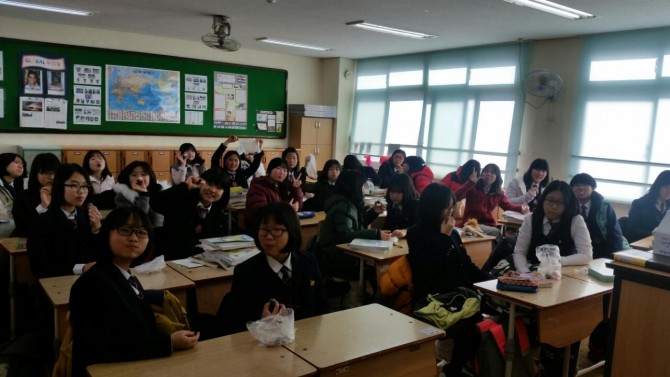 저희반 친구들과 떡을 먹고 있어요~~