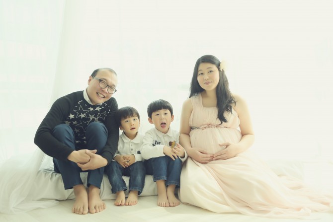 저희 가족 사진입니다. 새싹이는 엄마 태 안에서 놀고 있구요. 