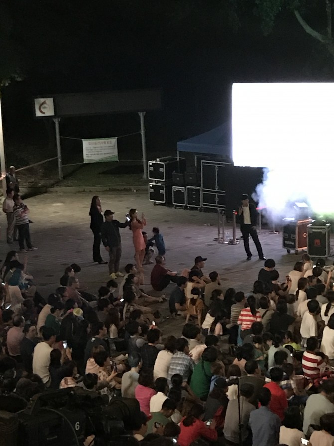 스마트폰으로 폴포츠 인증샷 찍는 유지은 아나운서님.ㅋ